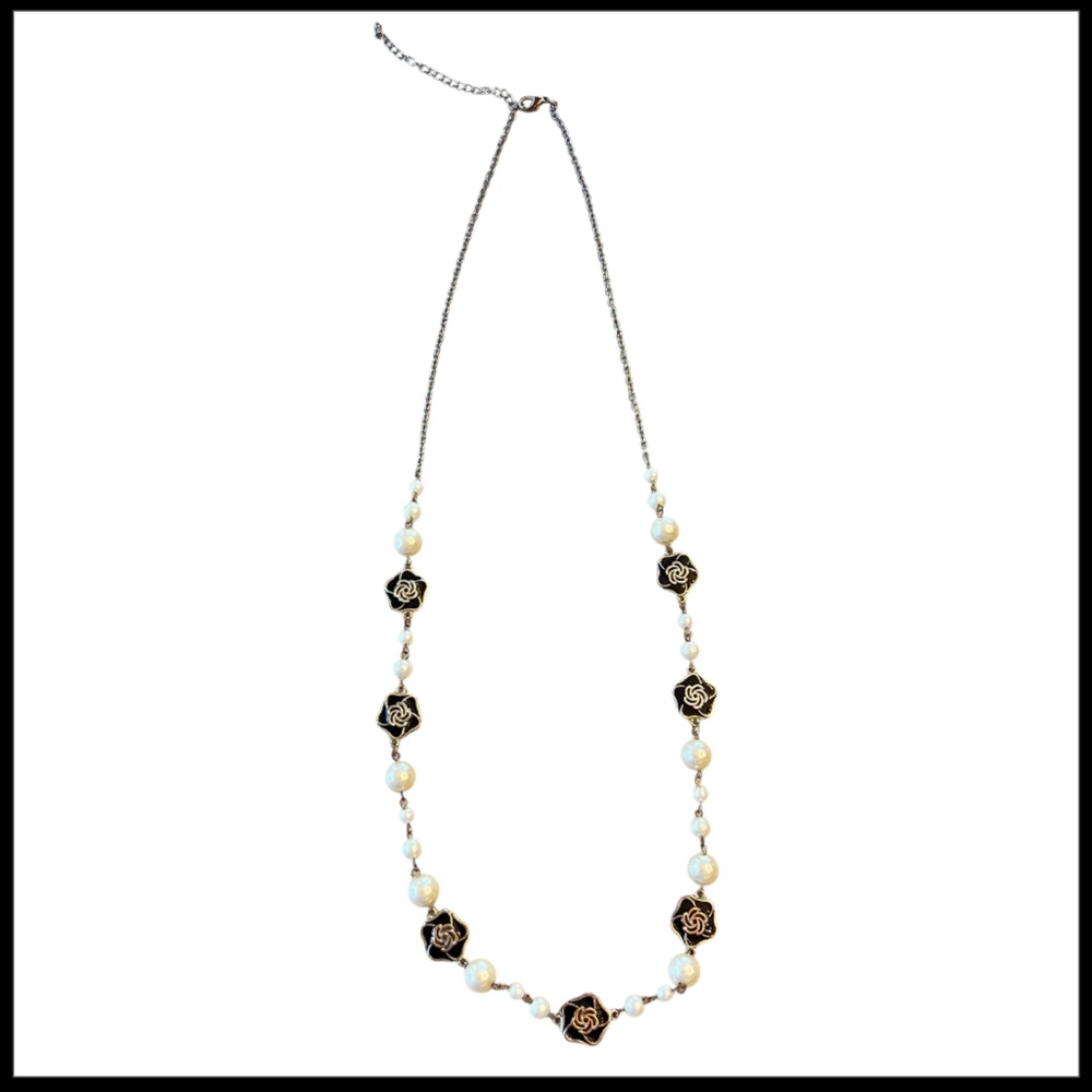 Black and White enamel‎ Flower & Pearl Necklace